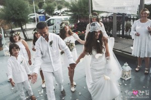 novios y petalos