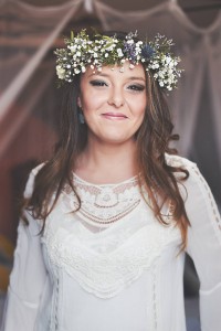 dama de honor con corona de flores