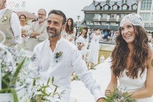 novios rien ceremonia